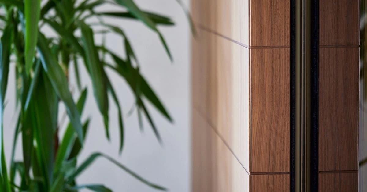 custom-wood-partition-minimalist-residential-space-barberini-interiors