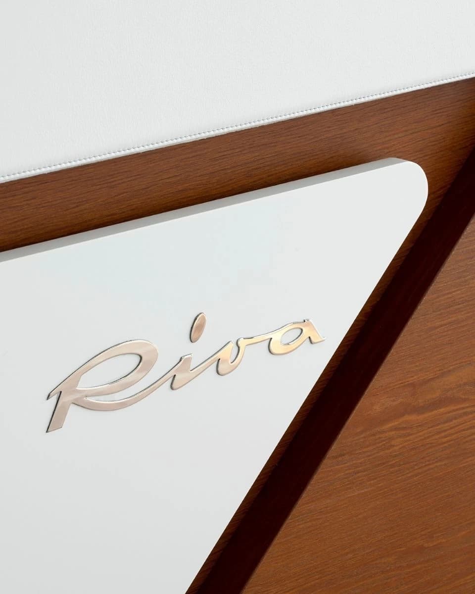 elegant-reception-area-at-riva-headquarters-barberini-interiors